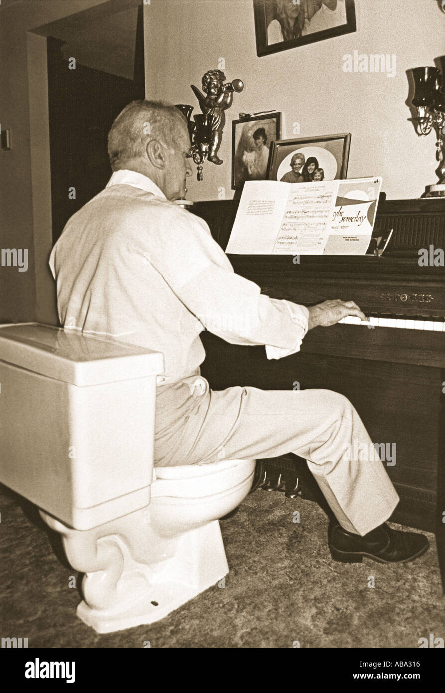 El hombre del piano fotografías e imágenes de alta resolución - Alamy