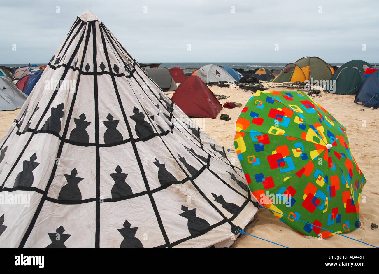 Tiendas de campaña en la playa en un festival de música (Fuertemusica) en  el Cotillo, Fuerteventura, Islas Canarias, España, Europa Fotografía de  stock - Alamy