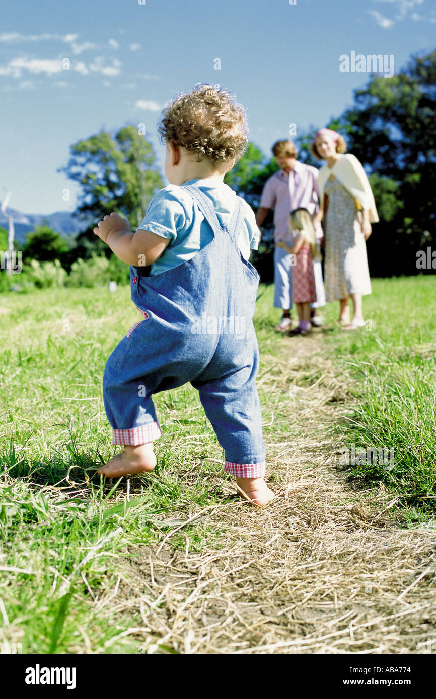 Día de la familia en el campo. Foto de stock