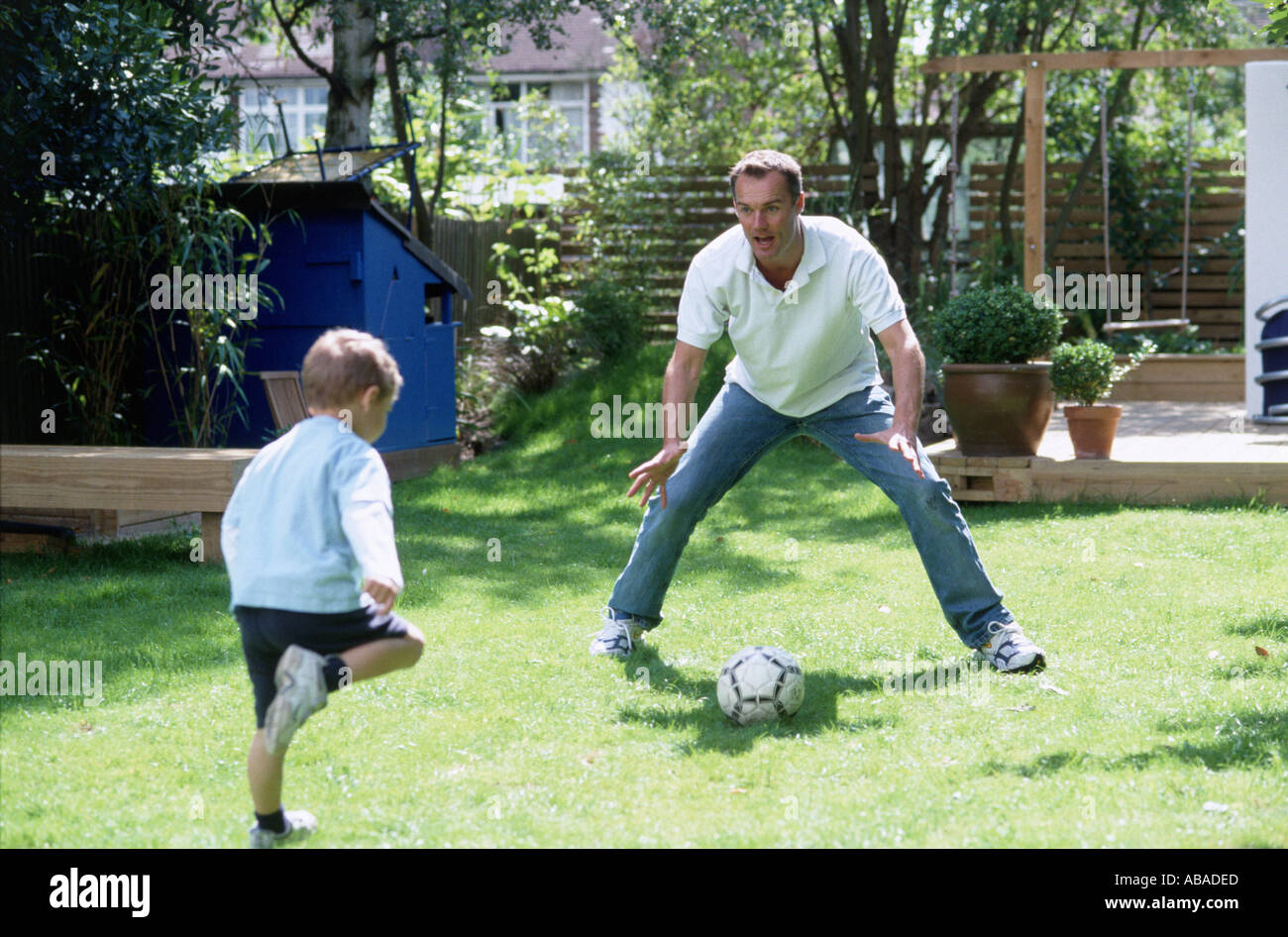 Padre e hijo jugando al fútbol Foto de stock