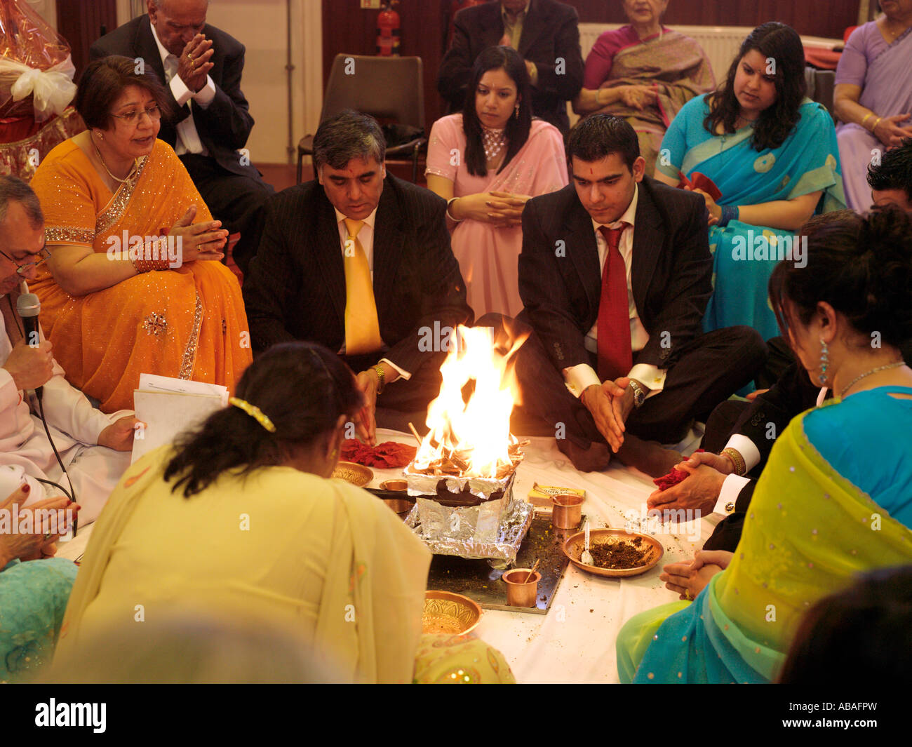 Ceremonia de compromiso hindú alrededor del fuego sagrado Foto de stock