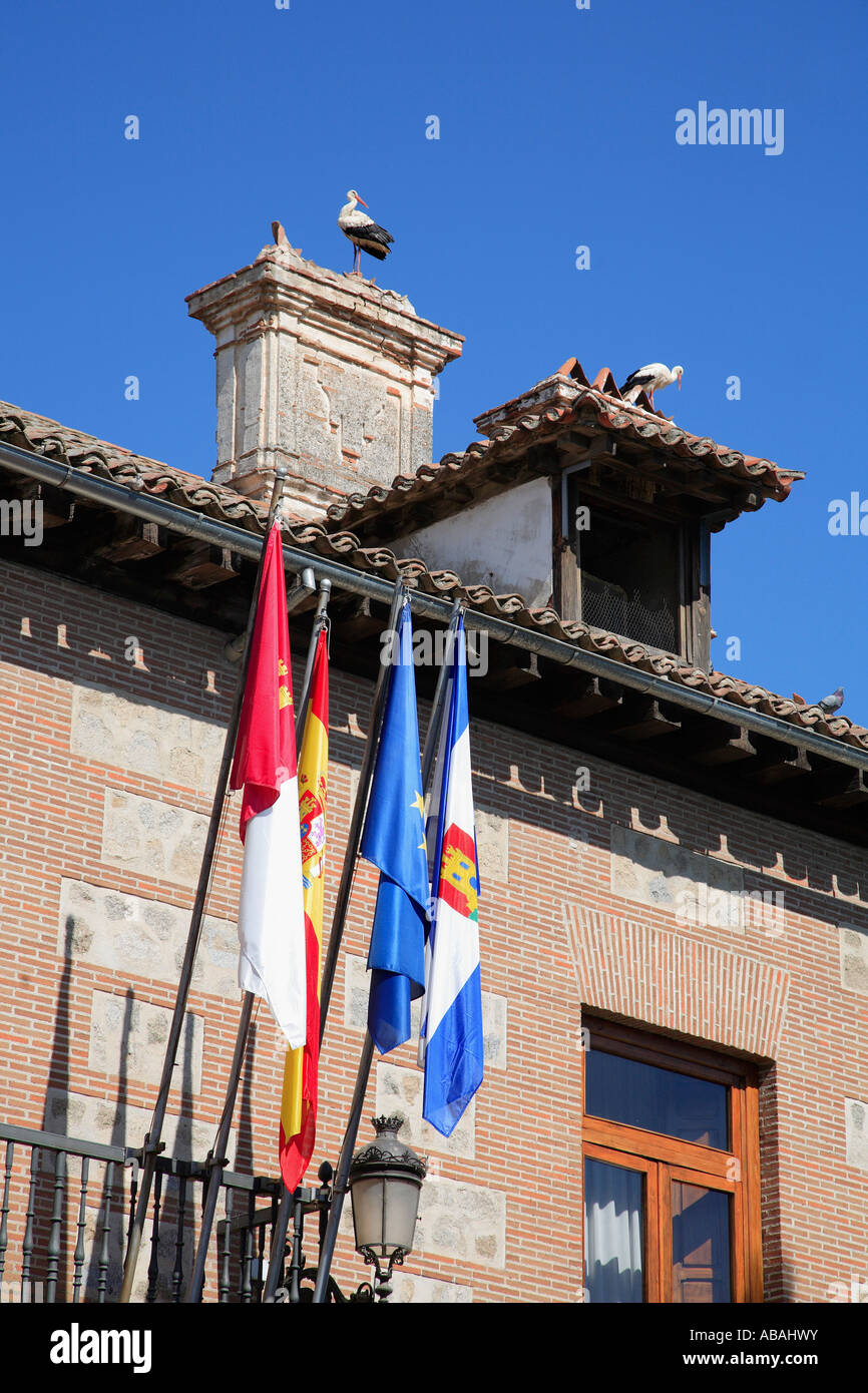 España Castilla La Mancha Talavera de la Reina banderas cigüeñas Foto de stock