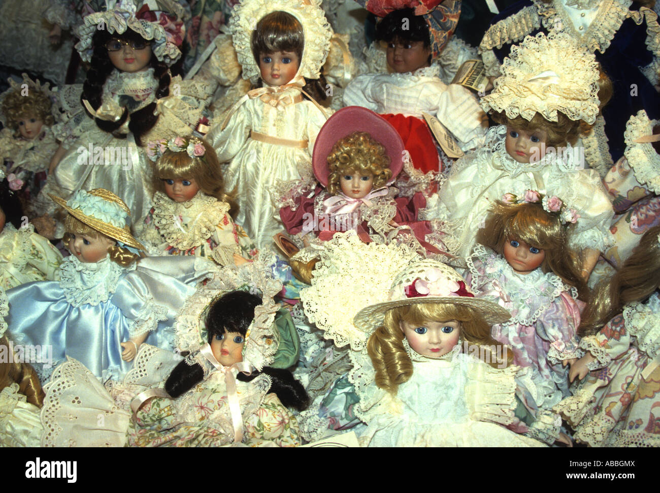 Visualización de hermosas muñecas de porcelana inglesa rostro exquisitamente vestida con sedas y encajes, Foto de stock