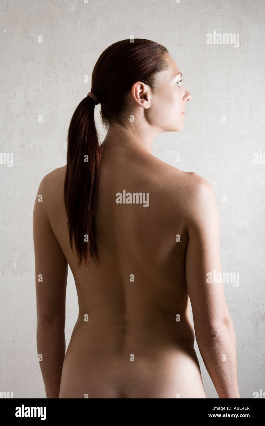 Vista trasera de la mujer desnuda con coleta Fotografía de stock - Alamy