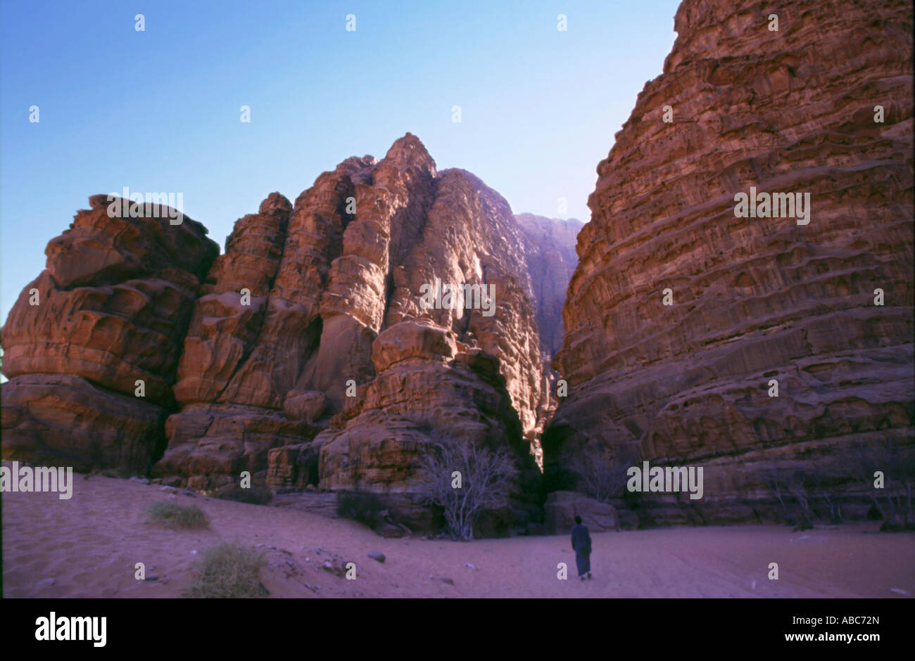 Desierto de Wadi Rum en Jordania emplazamiento fueron filmadas películas como Indiana Jones, Laurence de Arabia o Planeta rojo Foto de stock