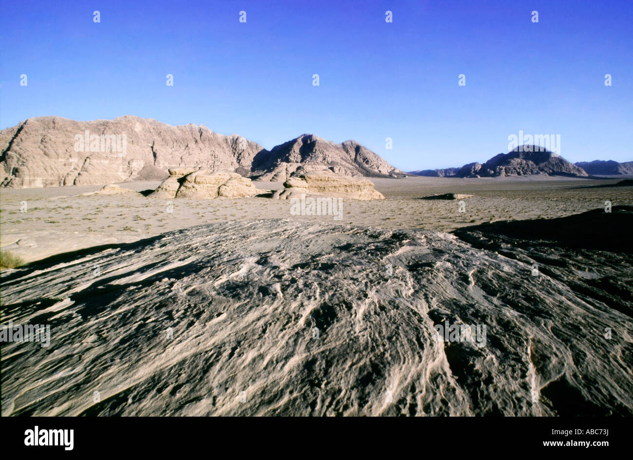 Desierto de Wadi Rum en Jordania emplazamiento fueron filmadas películas como Indiana Jones, Laurence de Arabia o Planeta rojo Foto de stock