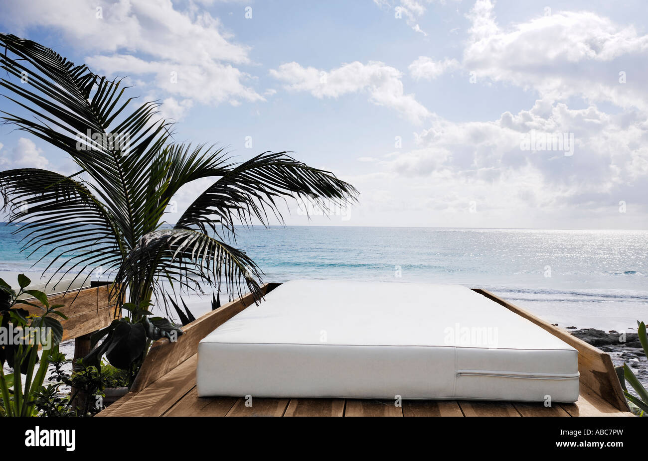 Terraza de una cabaña con vista a la hermosa playa de arena blanca de Tulum en Yucatán, México Foto de stock