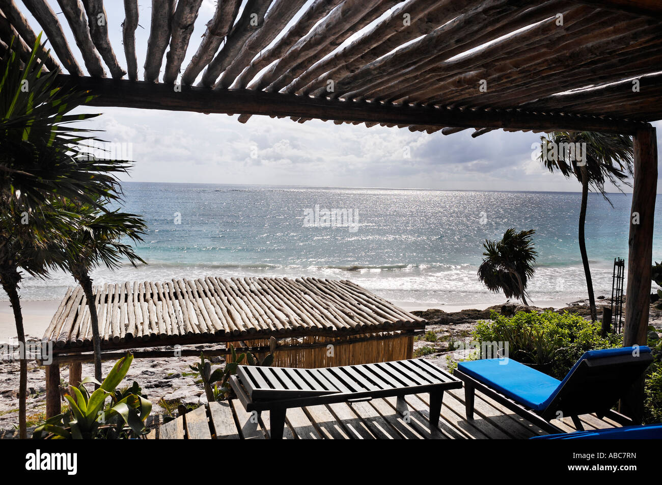 Terraza de una cabaña con vista a la hermosa playa de arena blanca de Tulum en Yucatán, México Foto de stock