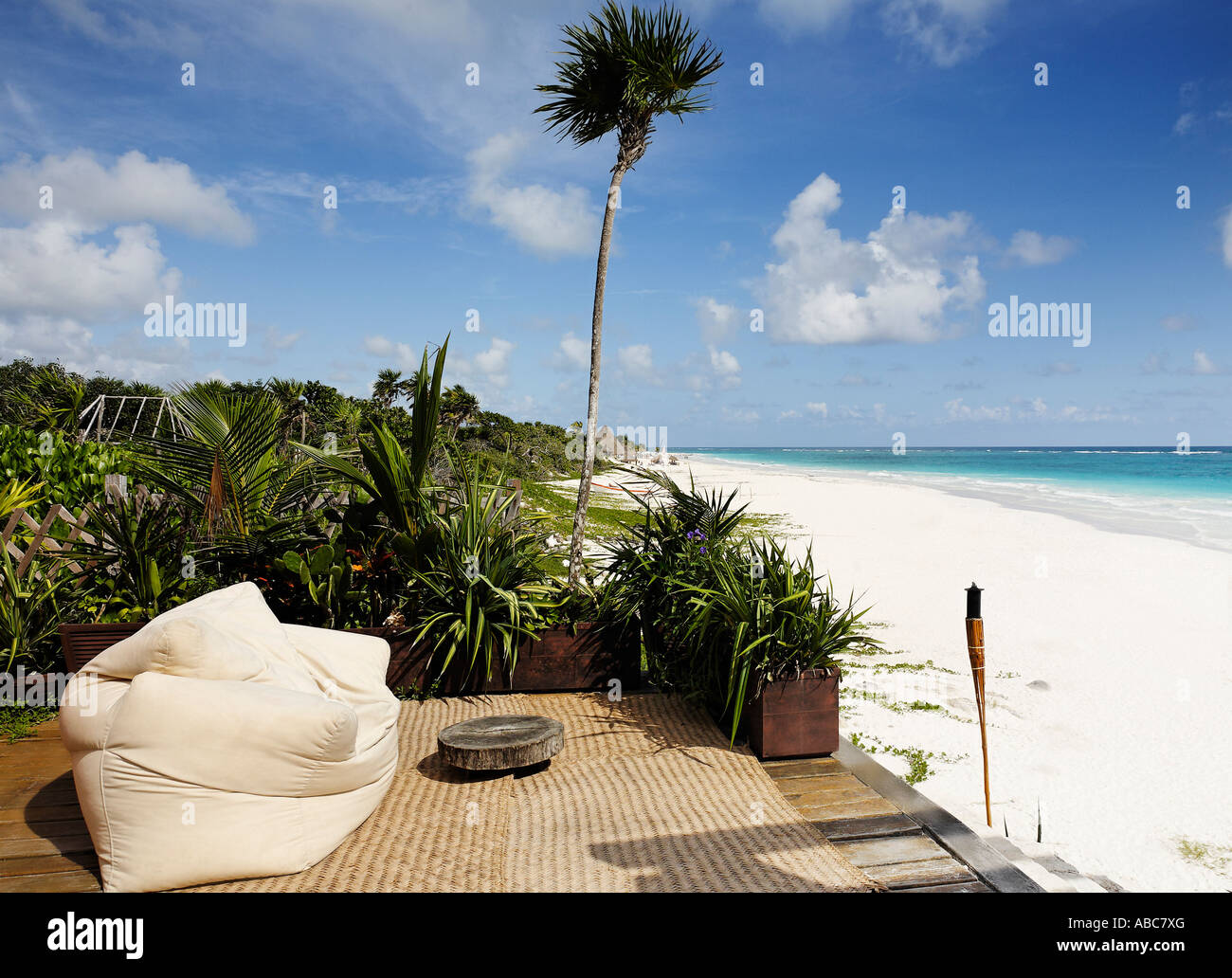 Terraza de una cabaña con vista a la hermosa playa de arena blanca de Tulum en Yucatán, México Foto de stock
