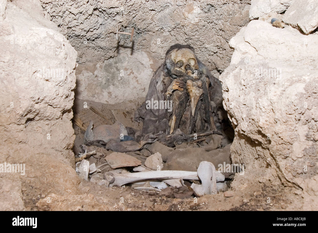 Momia en una cueva en San Juan del Rosario, Bolivia Foto de stock
