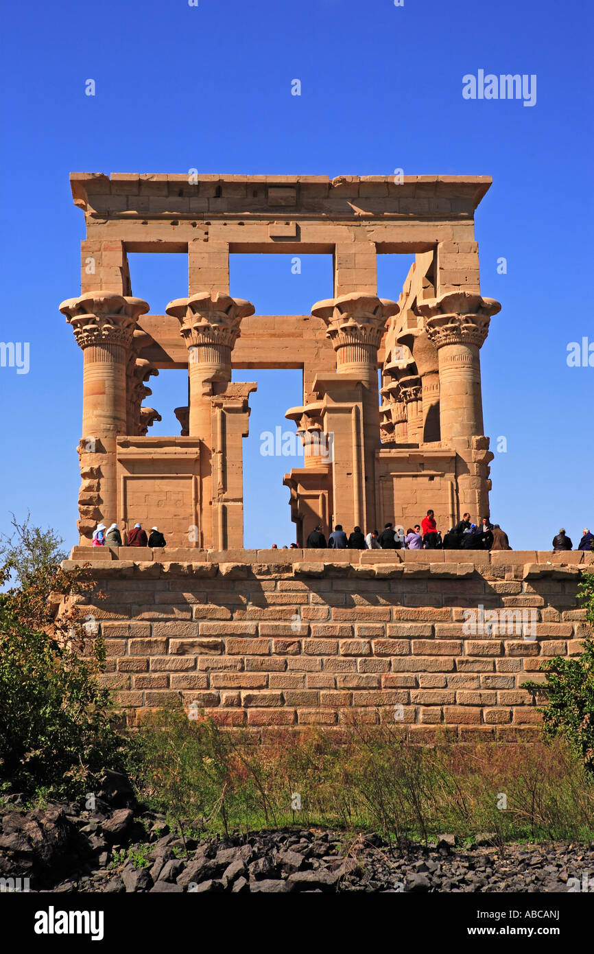 Templo de Philae de Isis en el río Nilo en Egipto Foto de stock