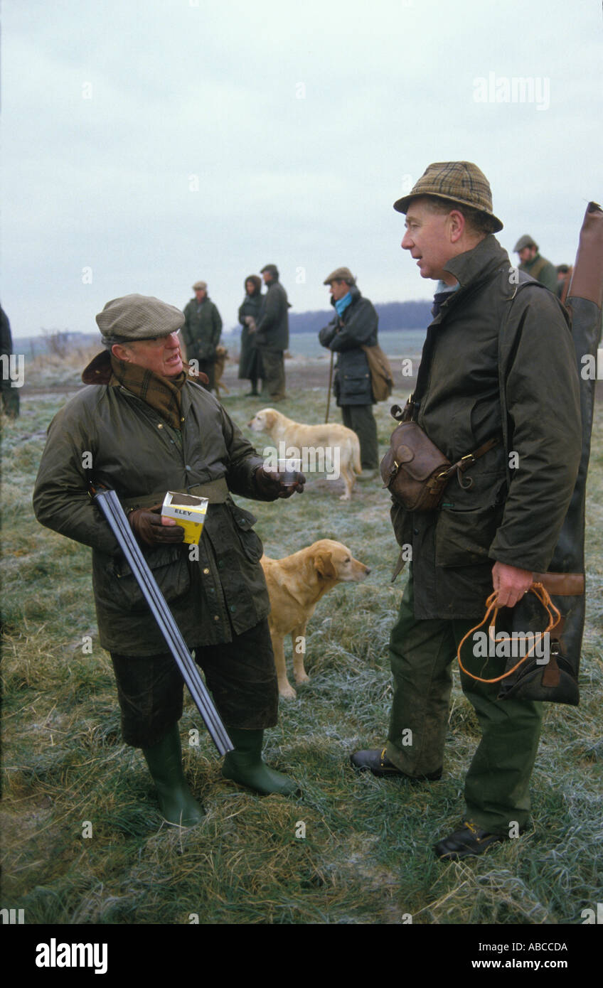 Ave de caza británico de disparo disparar tiradores disfrutar de un trago mientras afuera en un día de grabación. Lancashire 1980 80s Inglaterra HOMER SYKES Foto de stock