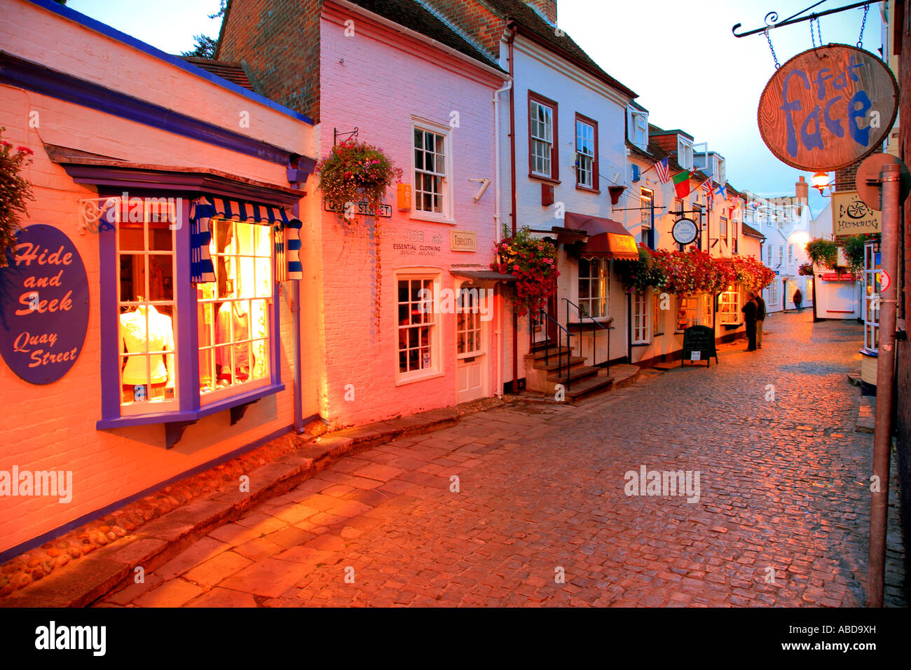 Al anochecer, restaurante en Quay Hill, ciudad en Lymington, Hampshire, Inglaterra Gran Bretaña UK Foto de stock