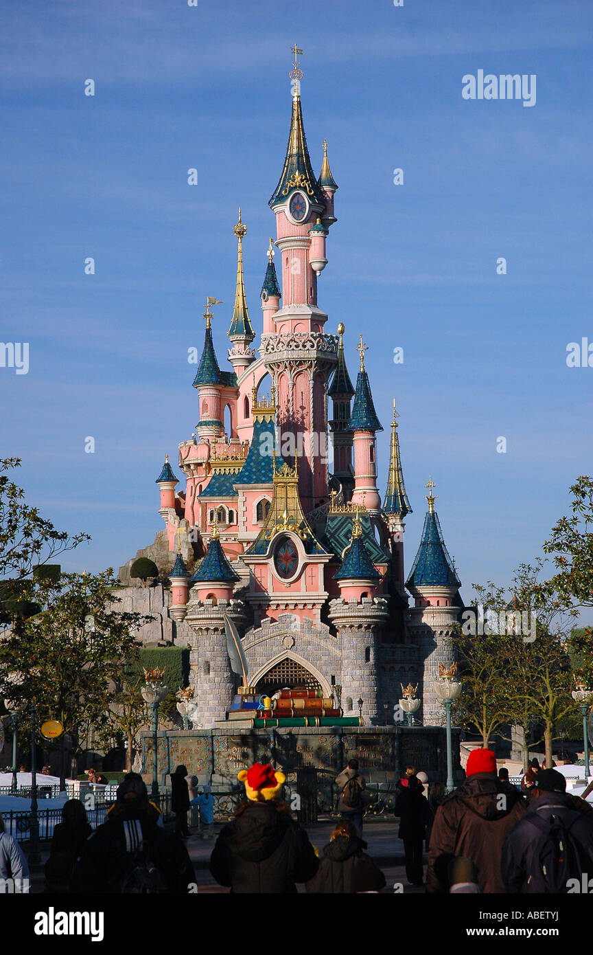 Euro Disney, Sleeping Beauty Castle en fantasilandia el centro de Eurodisney  París Francia Fotografía de stock - Alamy