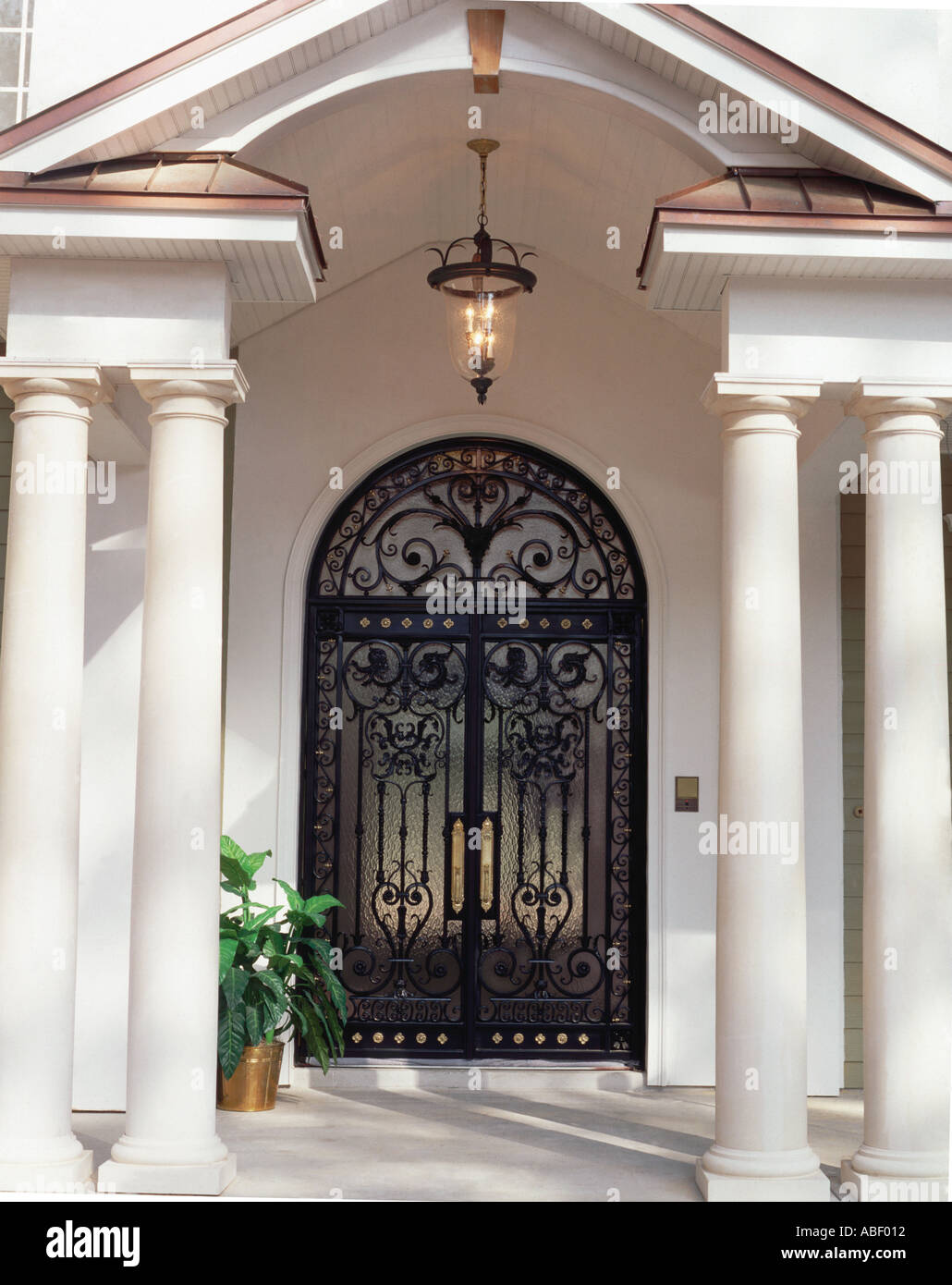 Puertas de hierro forjado personalizado instalado en casa residencial  Fotografía de stock - Alamy