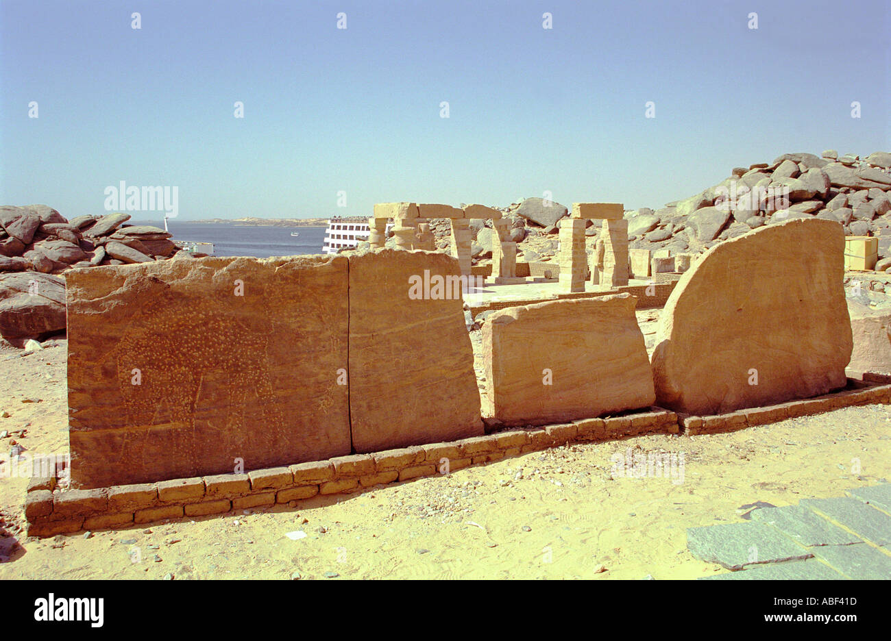 Las tallas de piedra en el nuevo templo Kalabsha. gref Hussein en el fondo se trasladó de la crecida de las aguas del lago Nasser. Foto de stock