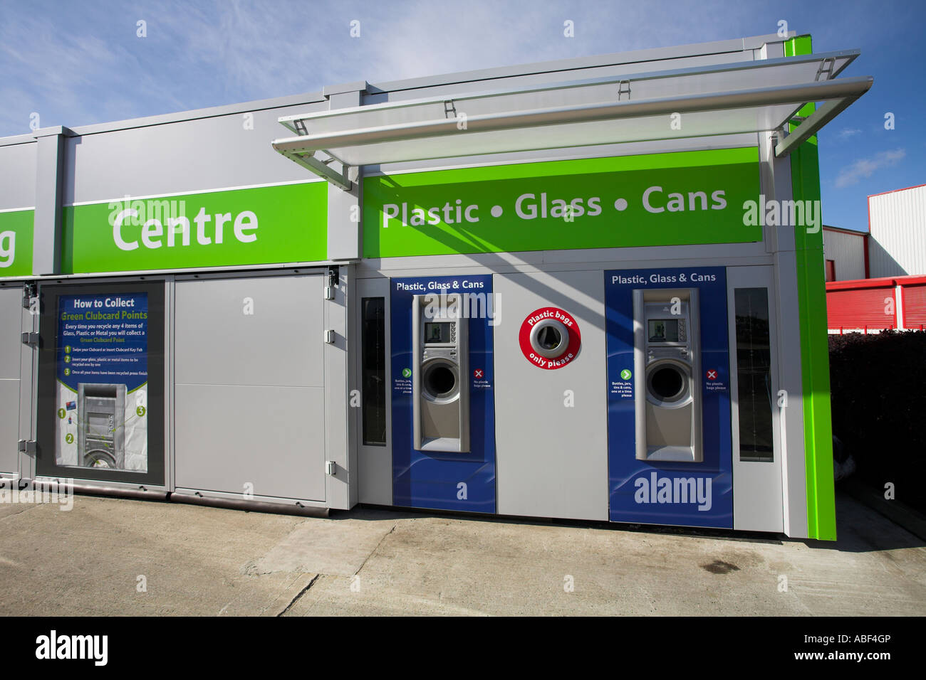 Centro de reciclaje automático para los residuos domésticos Fotografía