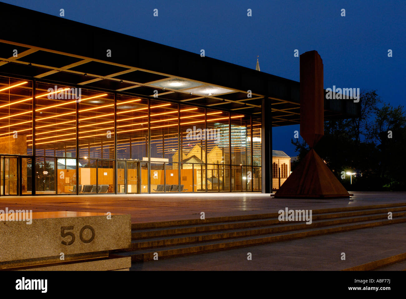 Mies Van Der Rohe Strasse Fotos e Imágenes de stock Alamy Mies Van Der Rohe Strasse Fotos e Imágenes de stock Alamy