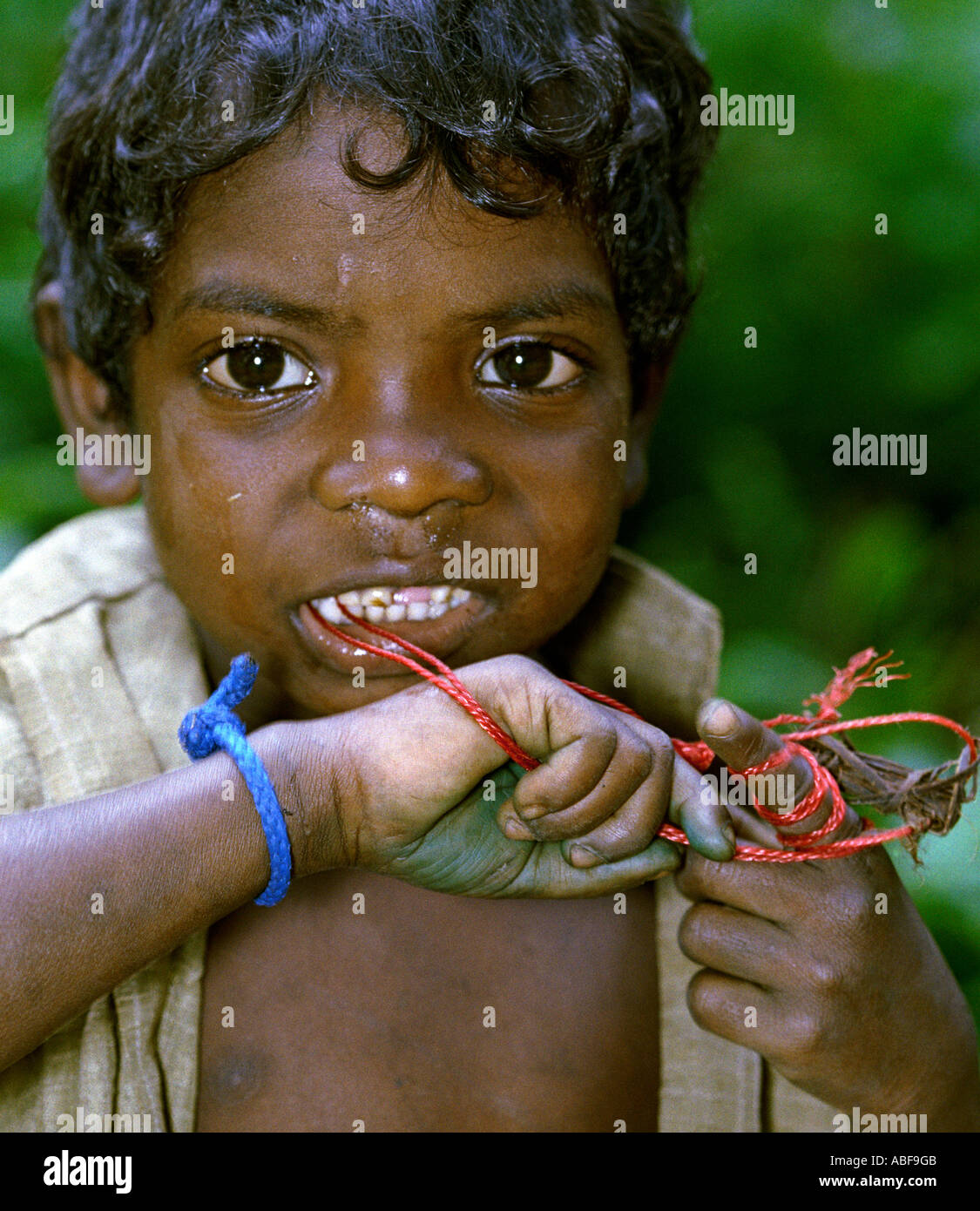 Un niño de cinco años que pertenecen a la comunidad aborigen y vive en la selva de Kerala, India Foto de stock