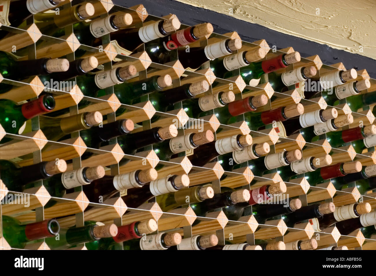 Los racks de vino alineadas en un restaurante para almacenar el vino listo para beber Foto de stock