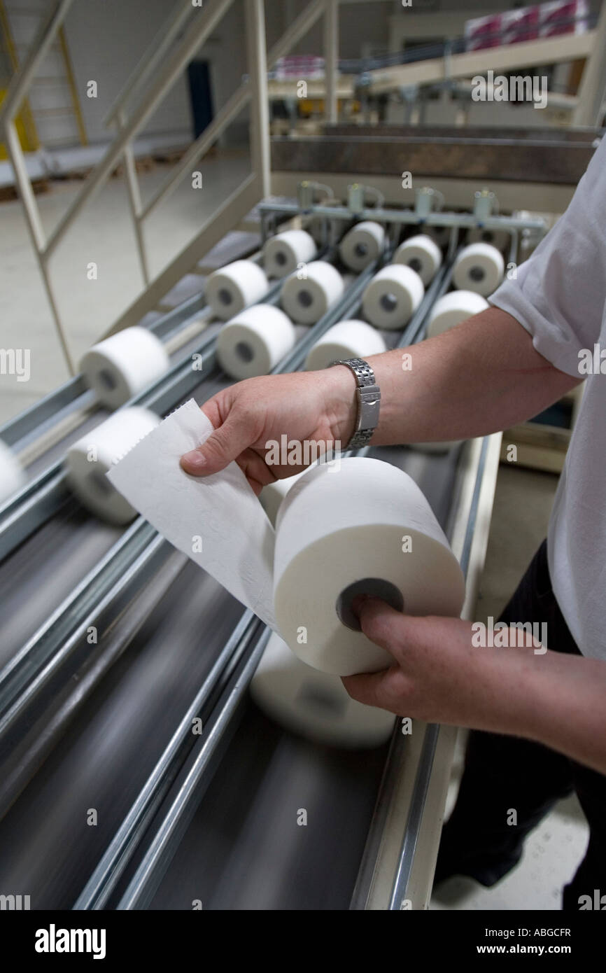 El control de calidad durante la producción de papel higiénico Fotografía  de stock - Alamy