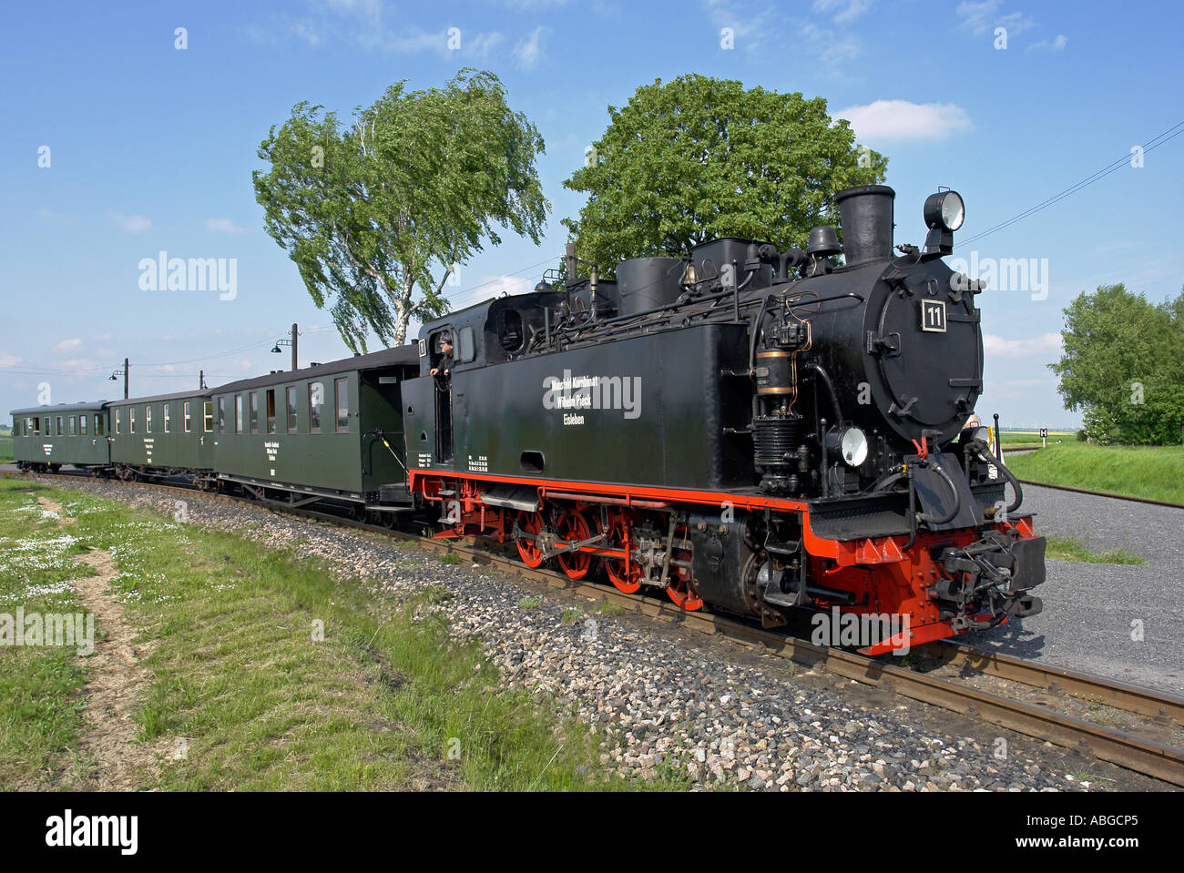 Depósito de vapor motor nº 11 tirando de un tren en el autobús tres Mansfelder Bergwerksbahn cerca Klostermansfeld Alemania Foto de stock