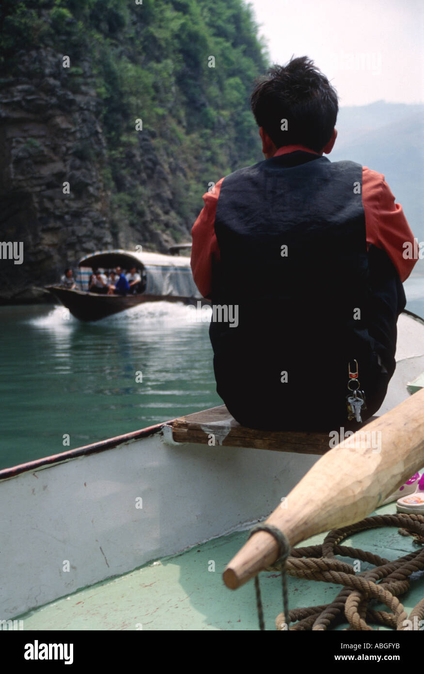 A los barcos de paso en un sampan recorriendo el río Daning, China. Foto de stock