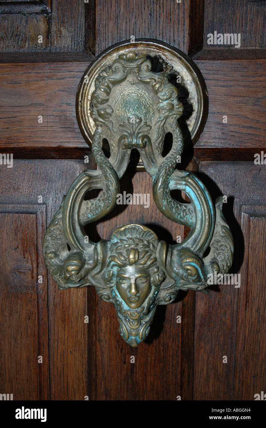 Martinete de puerta en el Castillo de Bran, Rumania - inspiración de Bram  Stoker para su novela Drácula Fotografía de stock - Alamy