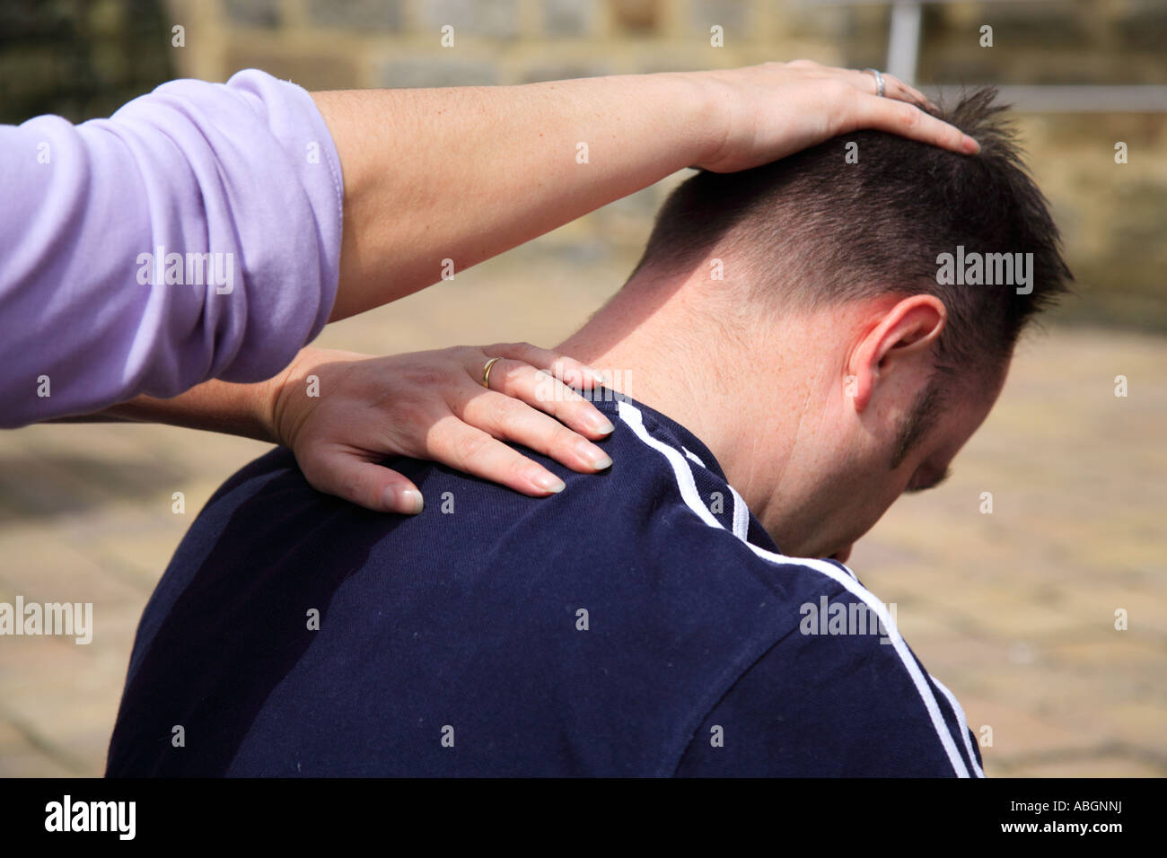 Estirar el cuello como parte de un masaje corporal tailandés Foto de stock