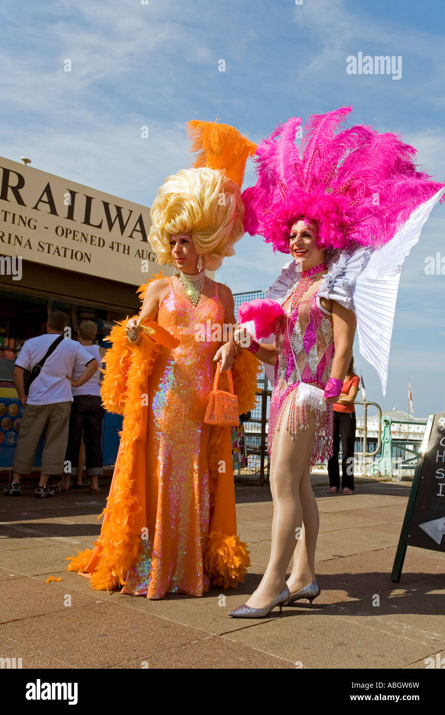 Desfile del orgullo gay con llevar el tema de película, Brighton, Reino Unido, 2006 Foto de stock