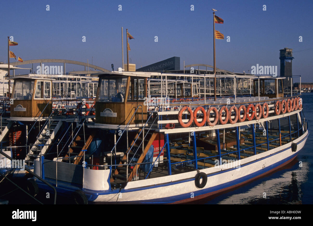 Golondrinas botes turísticos en el puerto de Barcelona - España Fotografía  de stock - Alamy
