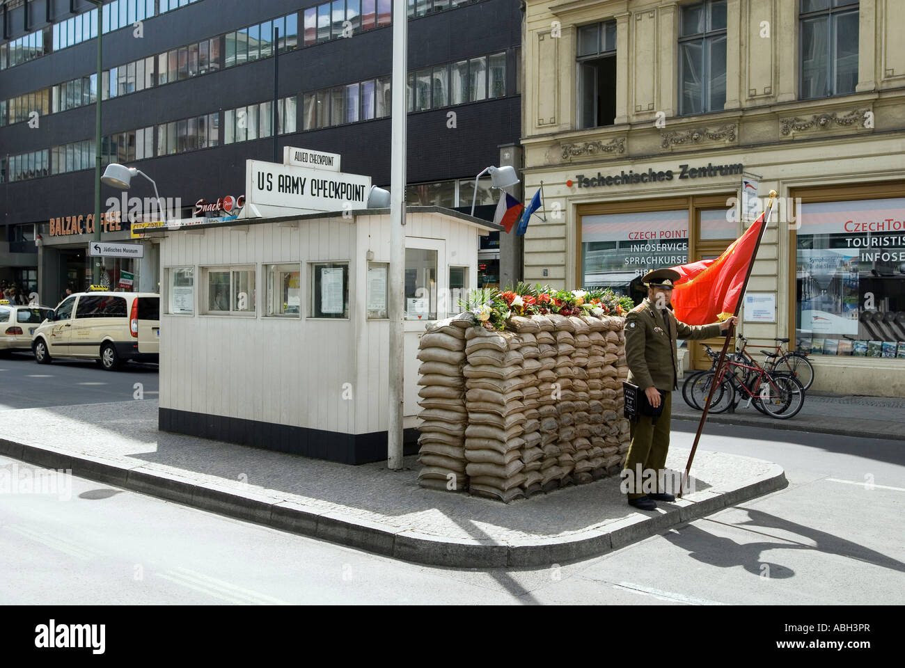 Antiguamente el famoso Checkpoint Charlie Berlin Alemania Foto de stock