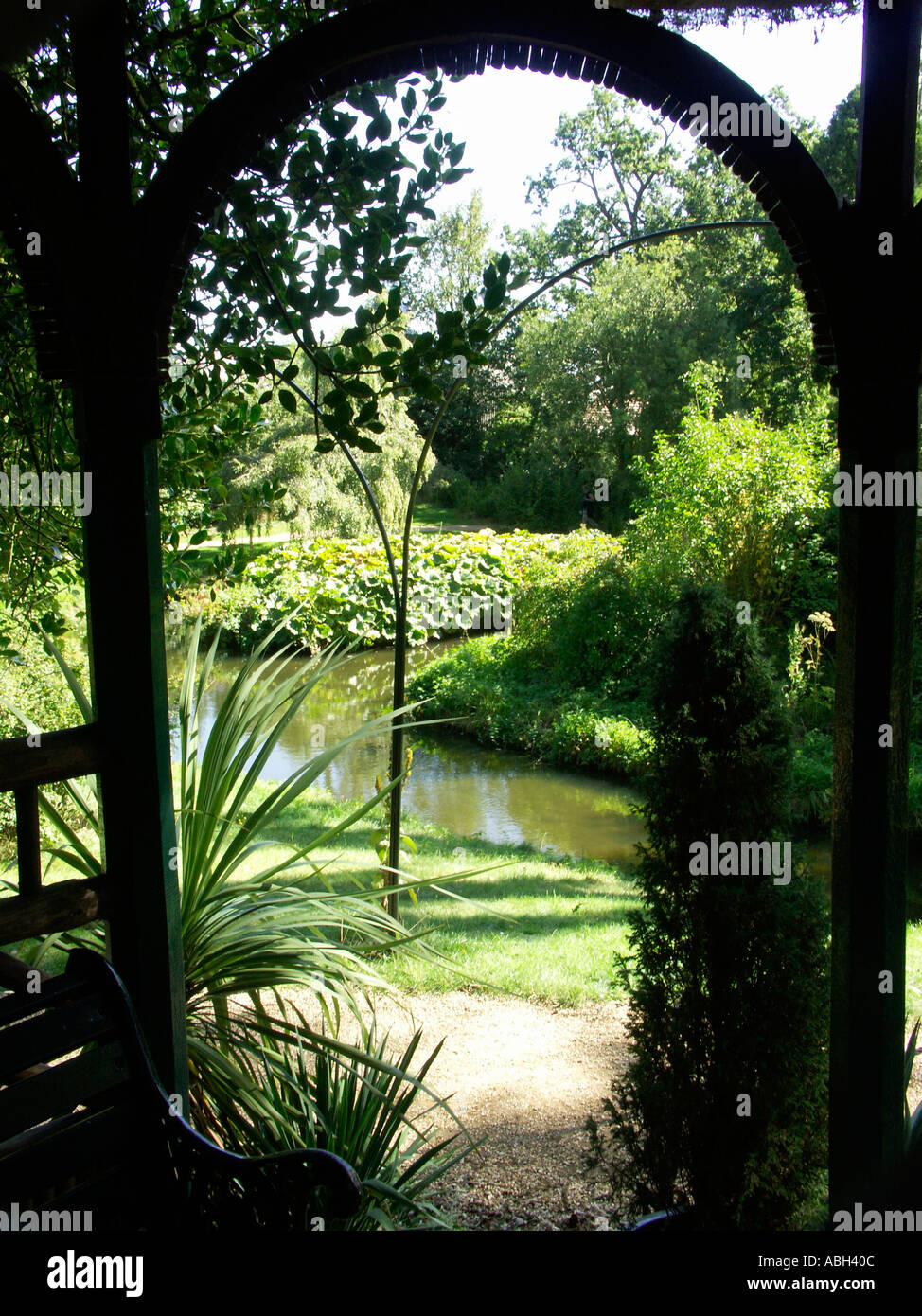 Jardín de árboles y agua a través de la arcada Swiss Garden antiguo Alcaide Foto de stock