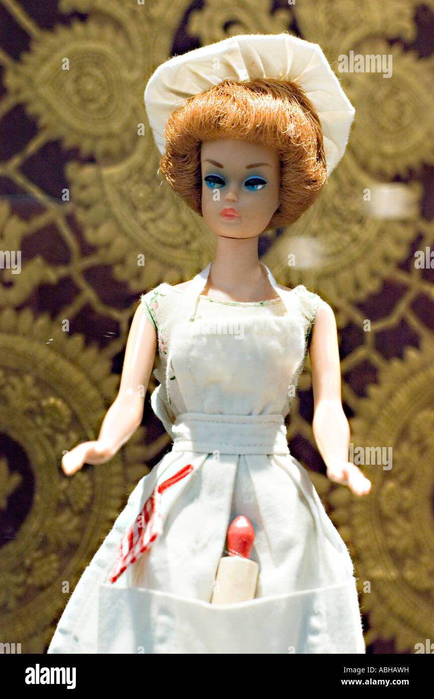 Reina de la moda en el delantal y utensilios 1962 Mattel Barbie Fashion  doll Fotografía de stock - Alamy