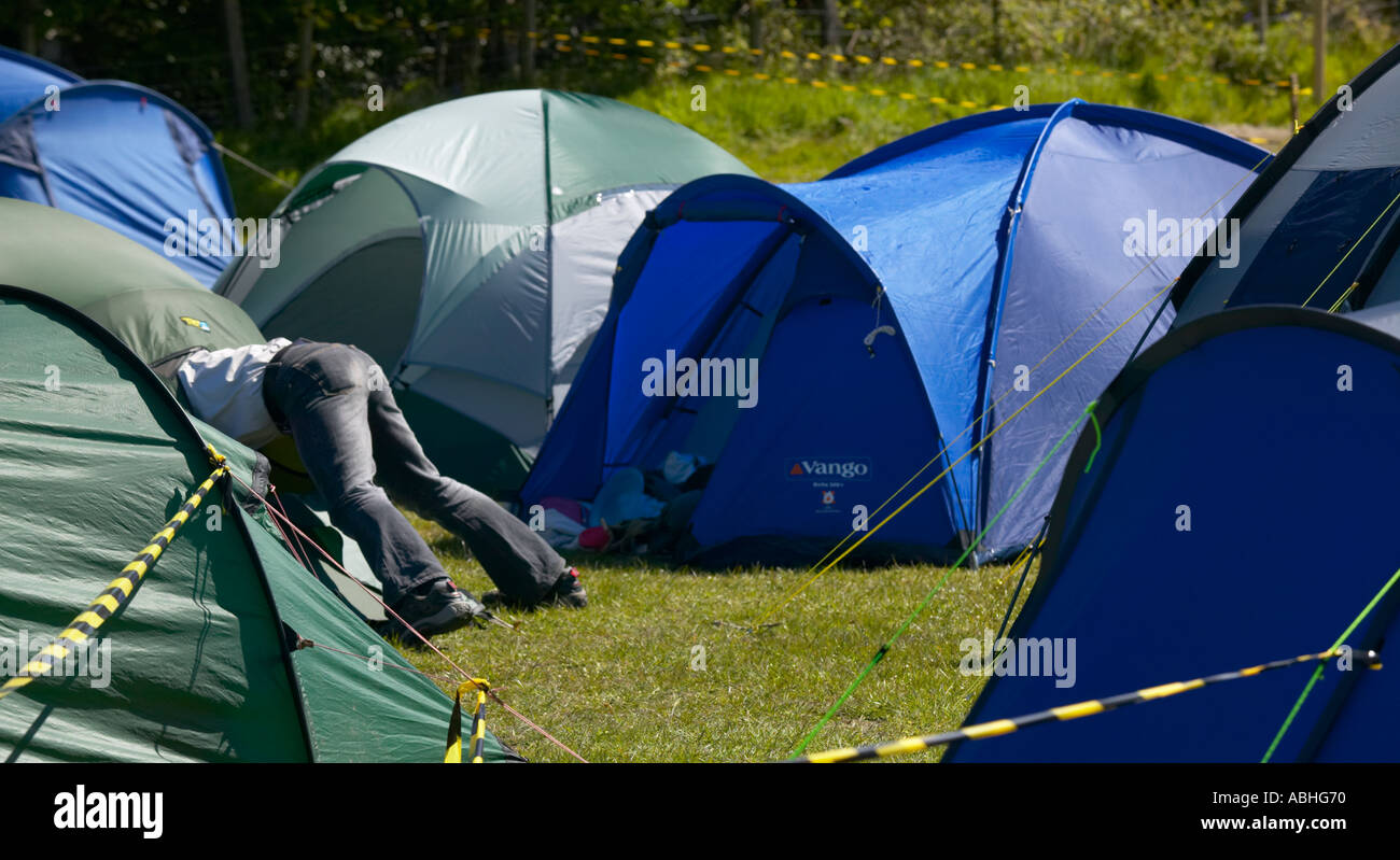 Líder Scout desprotegiendo carpas utilizado para albergar a los scouts en  un fin de semana de camping Fotografía de stock - Alamy