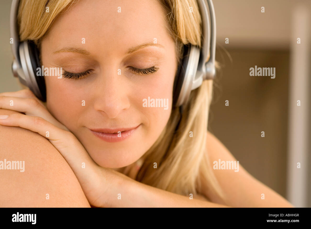 Mujer joven escuchar música con auriculares Foto de stock
