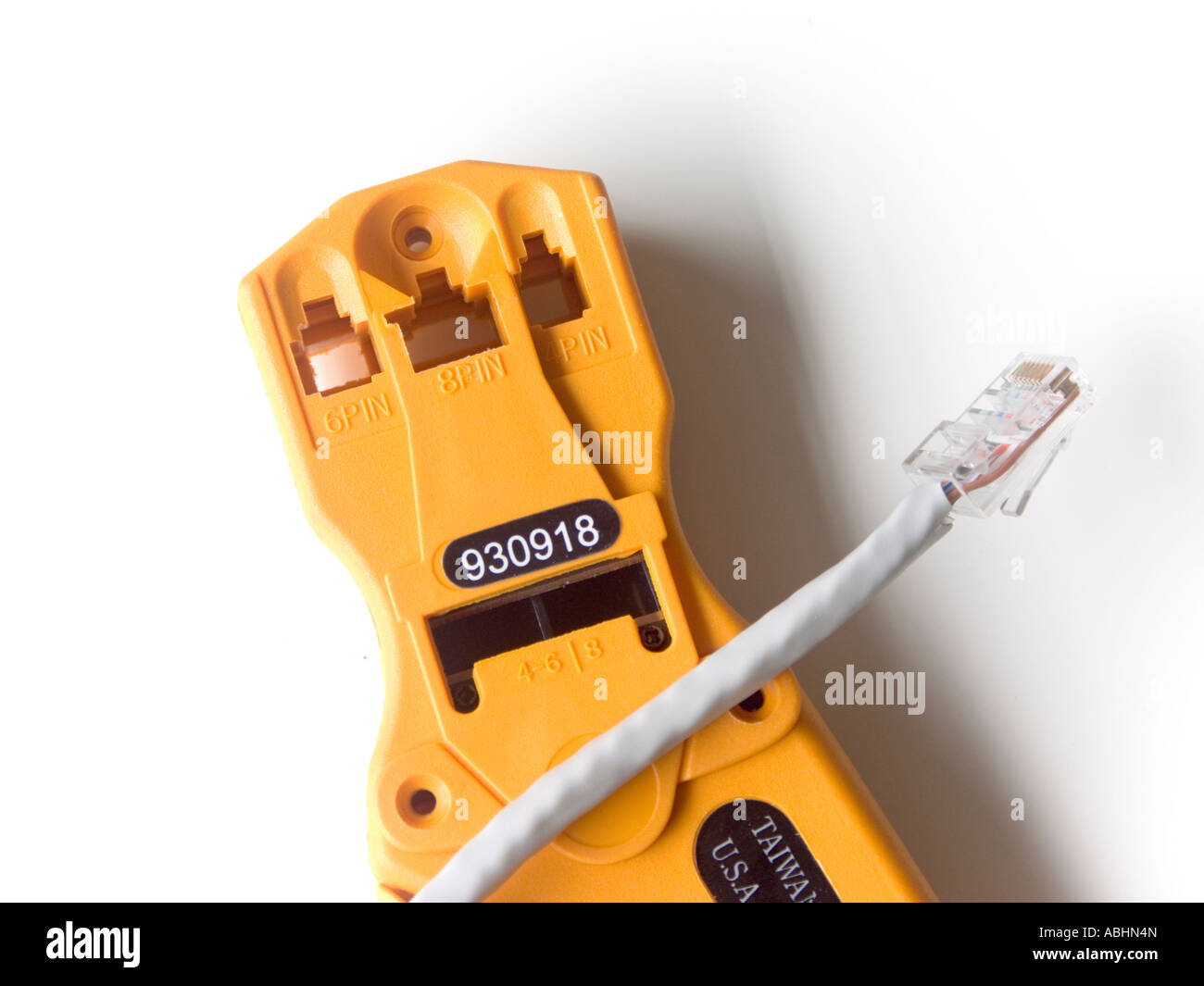 Estrangulador de crimpar cable con conector RJ45 Fotografía de stock - Alamy