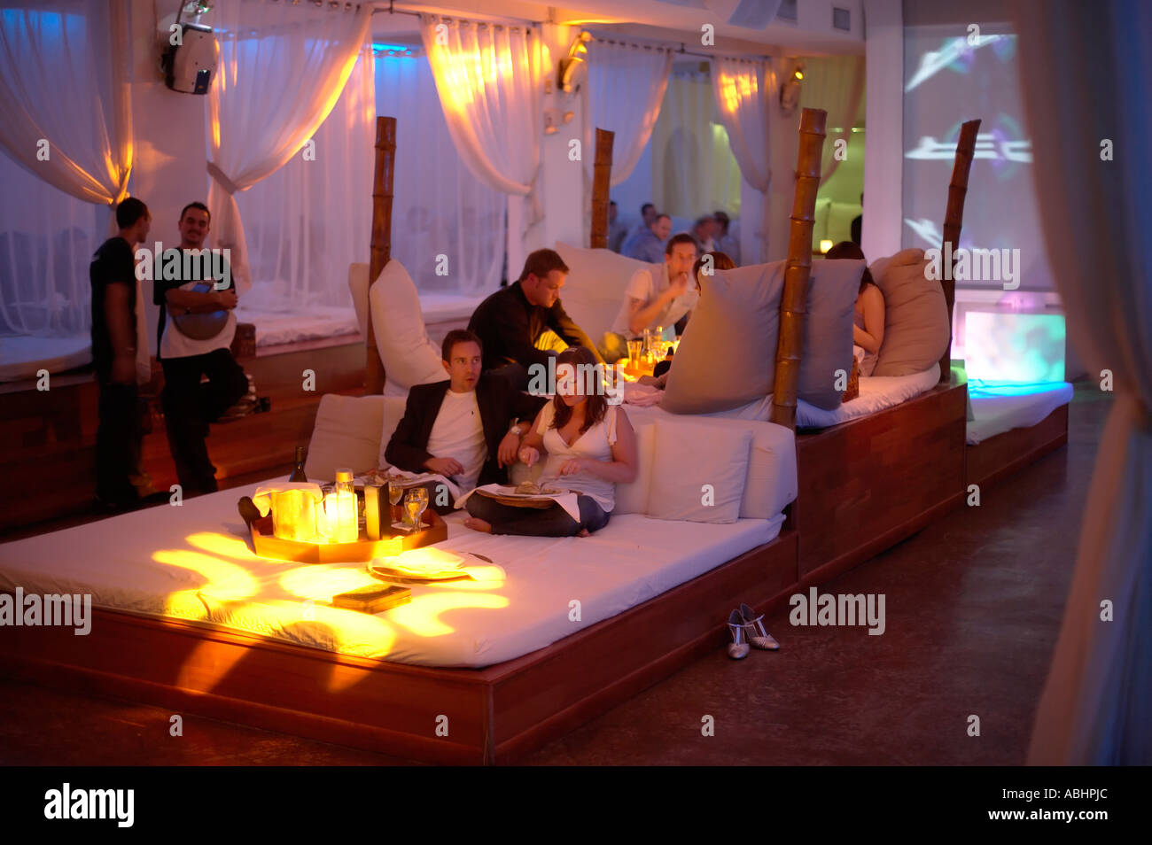 Los invitados sentados en una cama en un restaurante temático llamado La cama  restaurant lounge y nightclub South Beach Miami Fotografía de stock - Alamy