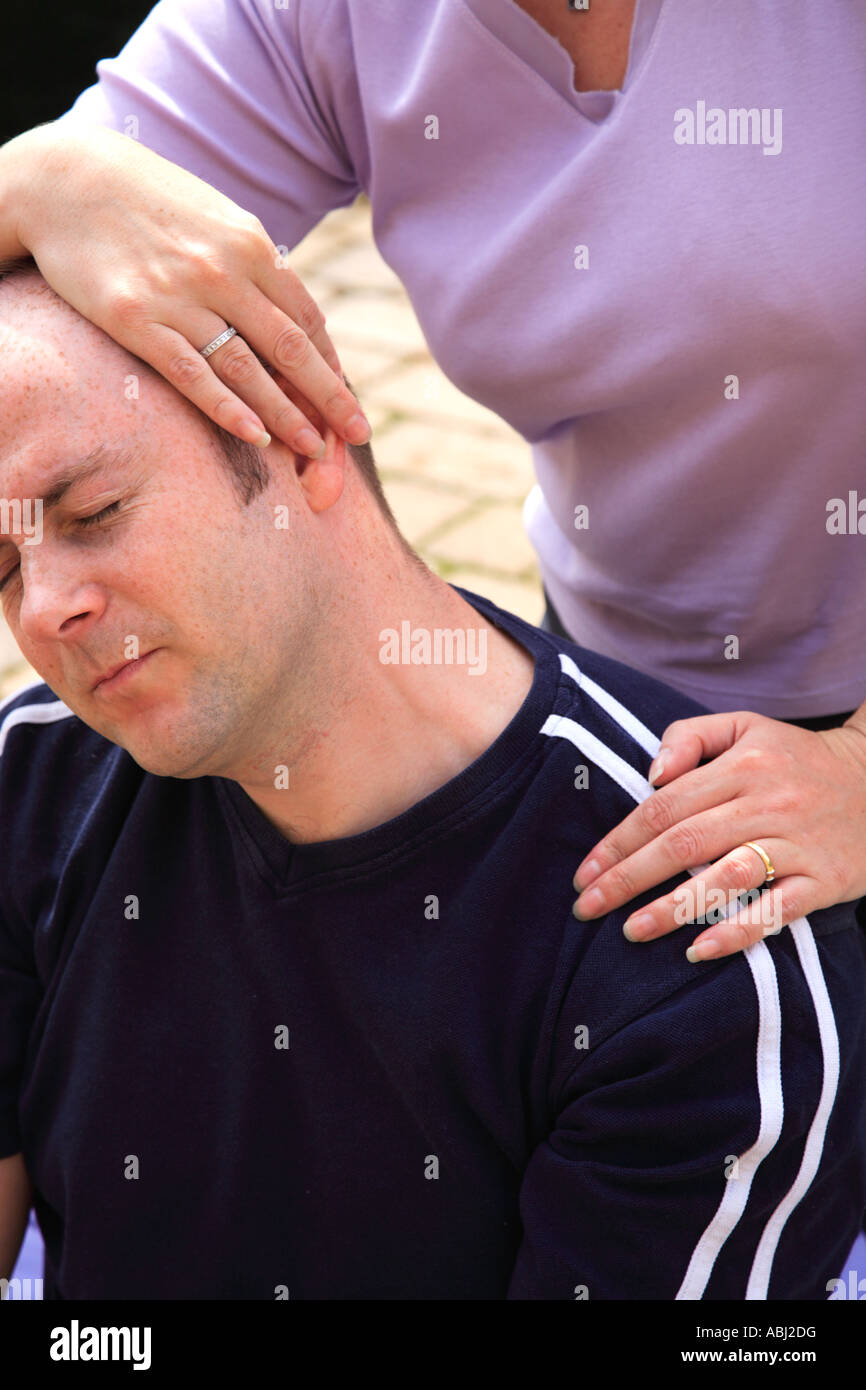 Al letf estiramiento lateral del cuello como parte de un masaje corporal tailandés Foto de stock