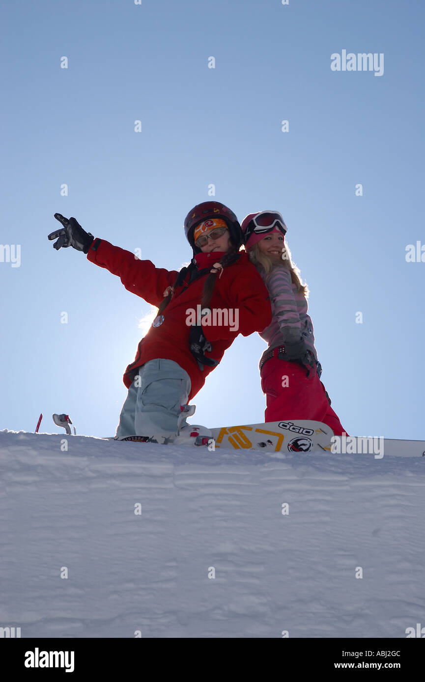 Par de dos hermosas chicas en el snowboard half pipe edge 4 Fotografía de  stock - Alamy
