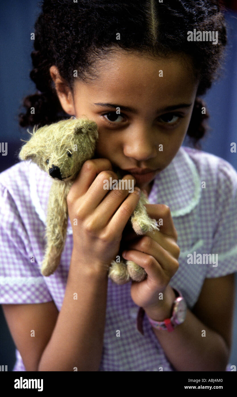 Little Schoolgirl con osito de peluche favorito. Foto de stock