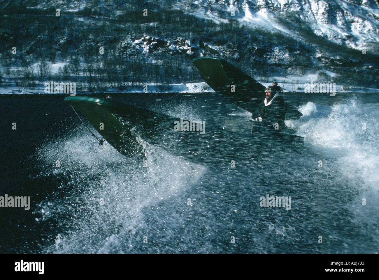 Montaña y Arctic Warfare con rígido raider en fjord barco Foto de stock