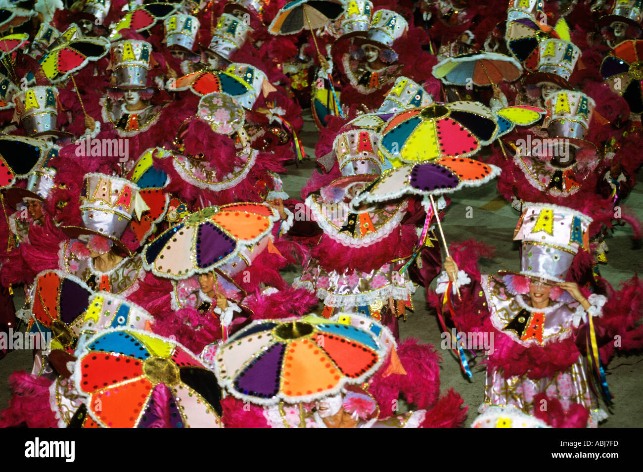 Río de Janeiro, Brasil. Desfile de Carnaval; sambistas en trajes largos con  plumas de color rosa estridente, coloridas sombrillas Fotografía de stock -  Alamy
