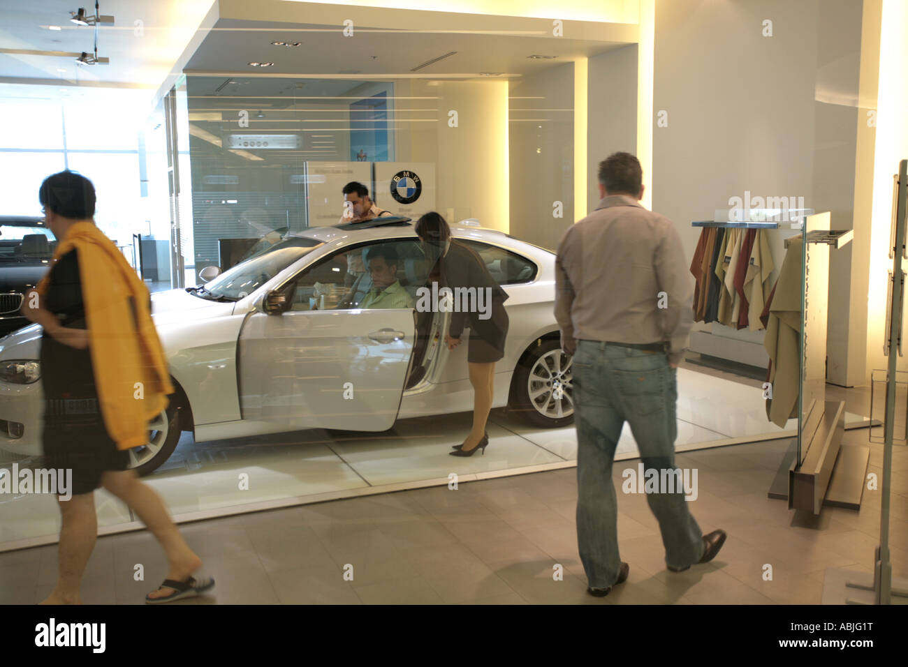 El estudio prospectivo de los compradores de BMW último modelo en Bangkok el nuevo centro comercial de lujo Paragon Foto de stock