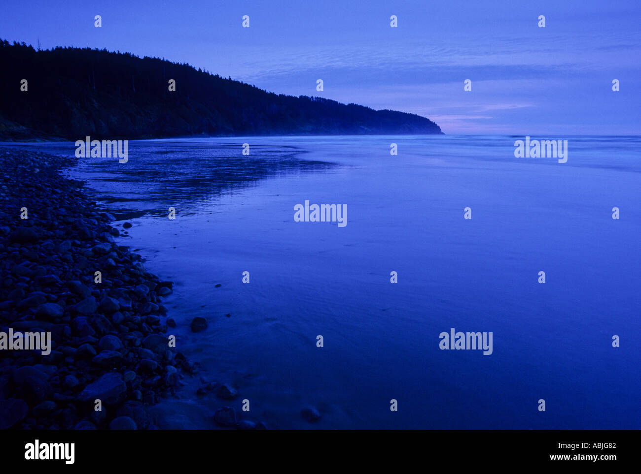 Crepúsculo en la playa rocosa en el Cabo Lookout State Park Oregon EE.UU. Foto de stock