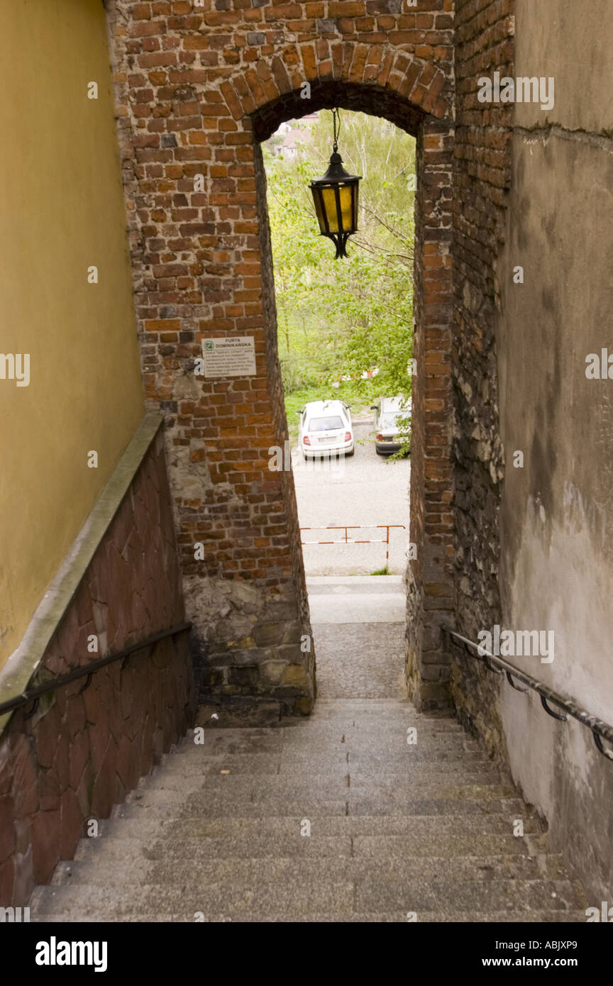 El ojo de la aguja puerta medieval con escalera a Sandomierz ciudad  Swietokrzyskie Polonia Fotografía de stock - Alamy