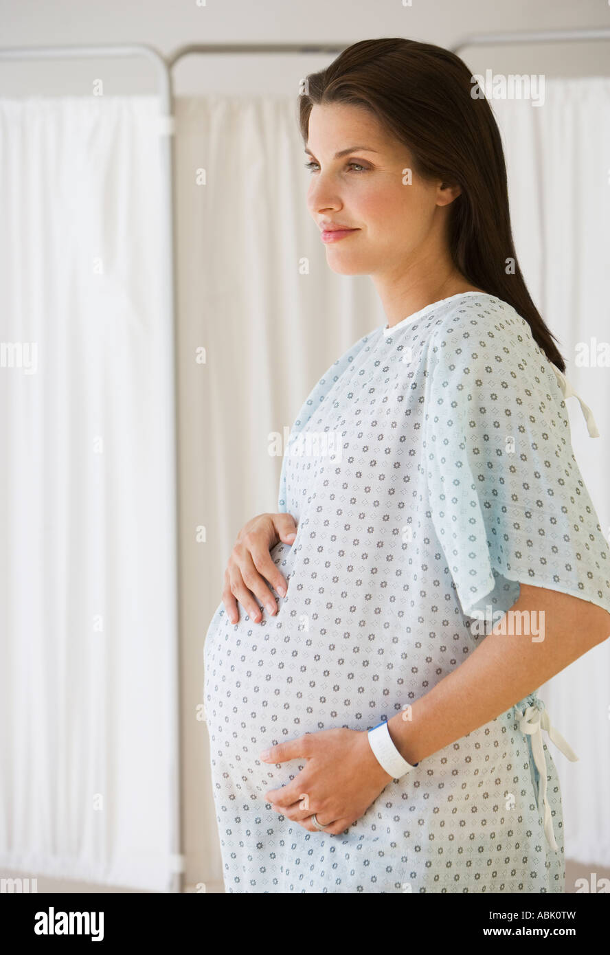 Mujer embarazada en bata de Fotografía de stock - Alamy
