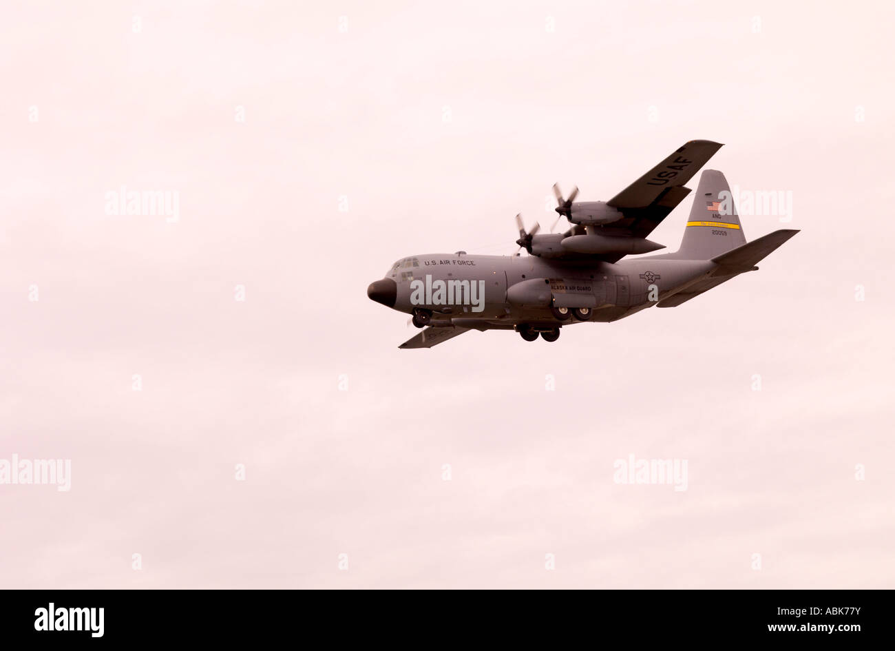 La Fuerza Aérea U S Alaska Air Guard C 130 llegando a aterrizar Foto de stock