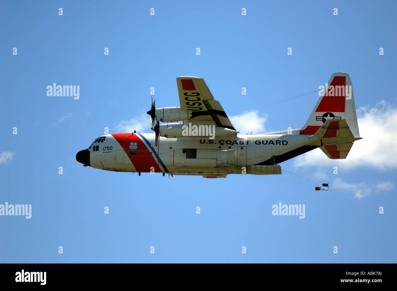 US Coast Guard C 130 haciendo una alimentación antena drop Foto de stock