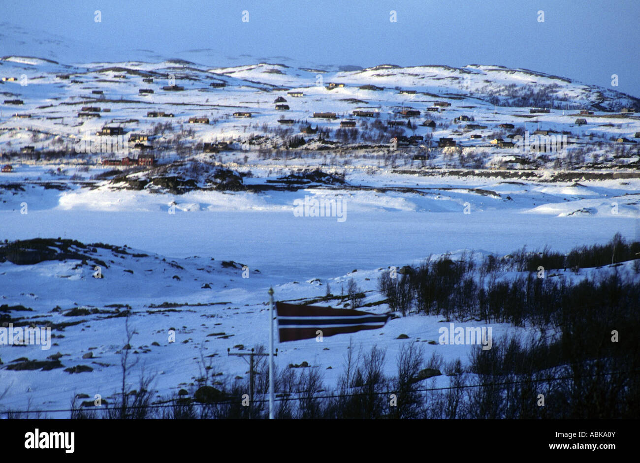 Puesta de sol sobre el lago en Ustaoset en invierno cerca de Geilo y Hallingskarvet Noruega Foto de stock